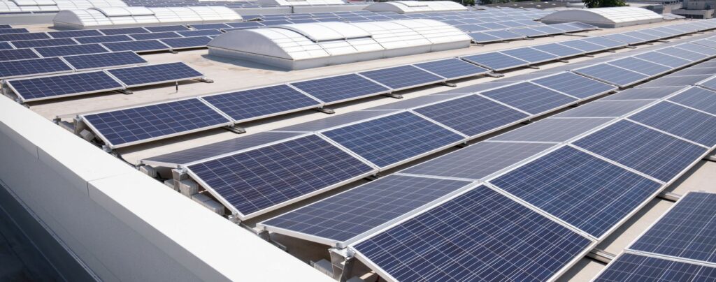 AdobeStock 436533640 geaendert 1024x404 - Energieeffizienz im Fokus: Wie Unternehmen von Photovoltaikanlagen vom SOLARZENTRUM NECKAR-ALB profitieren können