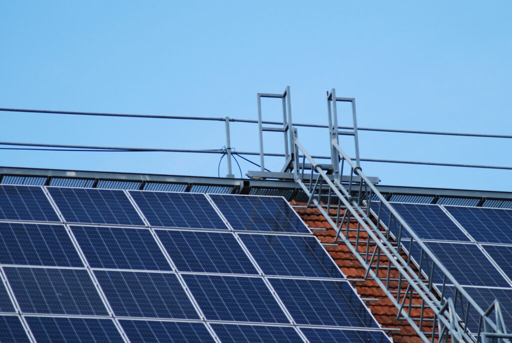 istvan hernek tOKF2VSdpJM unsplash 1 1024x685 - Auf dem Dach der Zukunft: SOLARZENTRUM NECKAR-ALB präsentiert innovative Solarlösungen